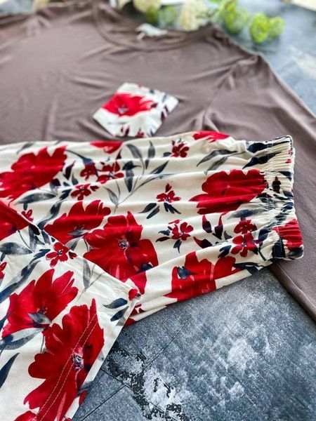 Коричнева піжама з яскравим візерунком PLUS SIZE DO2076-4XL/5XL фото